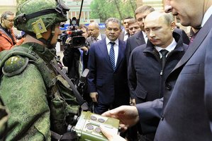 Prezident Putin mezi vojáky.